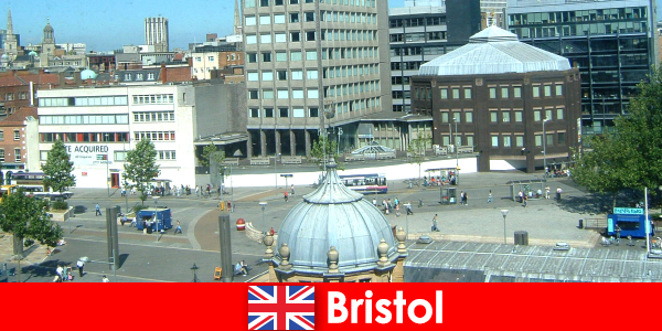 Tarikan di City of Bristol di England untuk pelancong