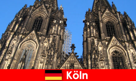 Keluarga Jerman pelancong yang ingin pergi ke bandar Cologne