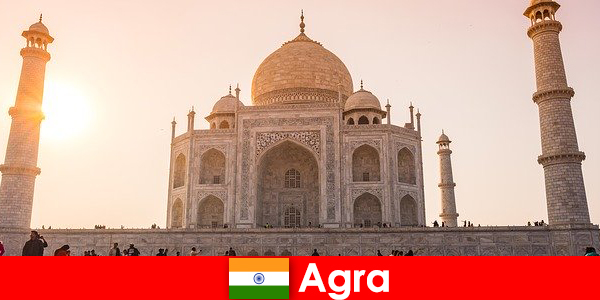 Kompleks Istana yang mengagumkan di Agra India adalah hujung perjalanan untuk pelancong