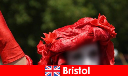 Backpackers membuat hidup sebagai penghibur jalanan di Bristol