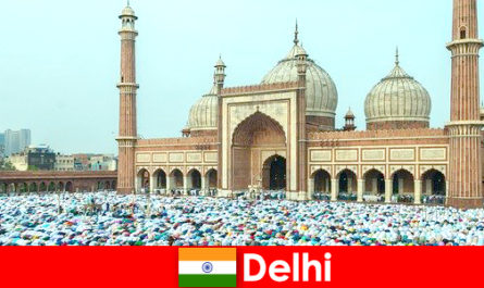 Delhi sebuah metropolis di utara India dicirikan oleh bangunan Islam terkenal di dunia