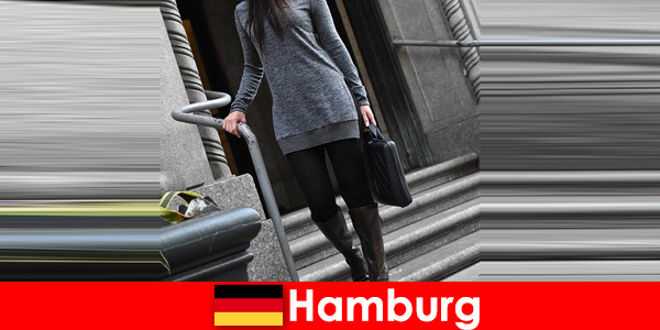 Wanita yang elegan di Hamburg memanjakan pengembara dengan perkhidmatan pengiring eksklusif