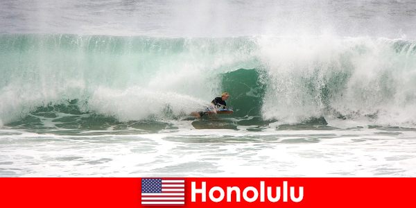 Island Paradise Honolulu menawarkan gelombang yang sempurna untuk para hobi dan Surfers profesional