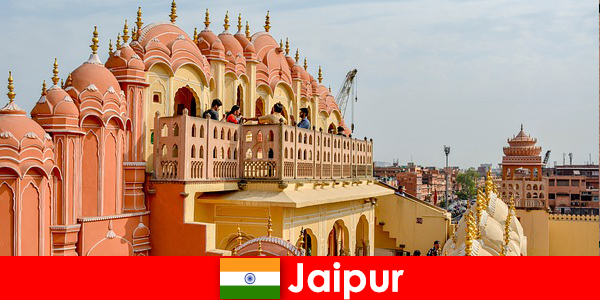 Istana yang mengagumkan dan fesyen terkini mencari pelancong di Jaipur of India