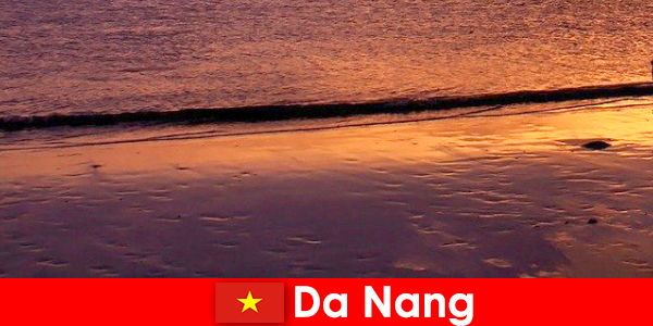 Da Nang adalah sebuah bandar persisiran pantai di tengah Vietnam dan popular untuk pantai berpasir