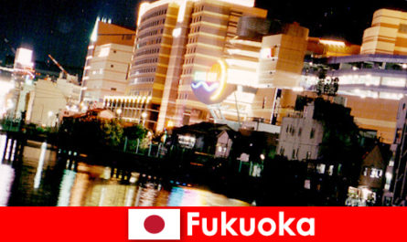 Fukuoka banyak kelab malam, kelab malam atau restoran adalah tempat pertemuan teratas untuk pelancong percutian