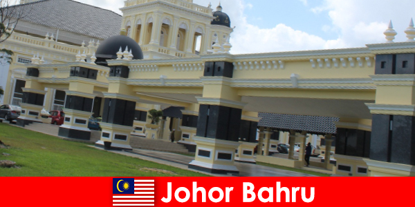 Johor Bahru bandar di pelabuhan itu menarik bukan sahaja yang beriman kepada Masjid lama tetapi juga pelancong