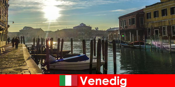 Pengunjung yang mengalami sejarah Venice dengan berjalan kaki yang rapat