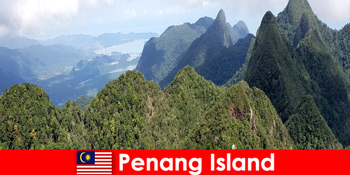 Pelancong percutian meneroka alam semula jadi yang hebat dengan funikular di Pulau Pinang Malaysia