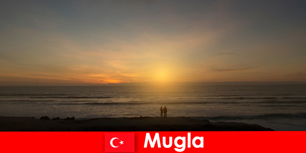 Lawatan musim panas di Mugla Turki dengan teluk yang indah untuk pelancong jantung cinta