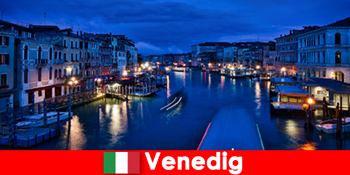 Itali Venice wanita bersemangat sebagai teman perjalanan dalam perjalanan bot menawan