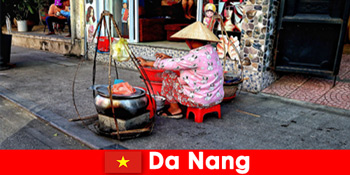 Warga asing tenggelam dalam dunia makanan jalanan Da Nang Vietnam