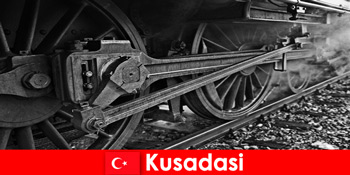 Pelancong hobi melawat muzium terbuka lokomotif lama di Kusadasi Turki