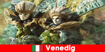 Karnival tontonan untuk pelancong di bandar lagun Venice Itali