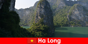 Lawatan yang menarik dan caving untuk pelancong di Ha Long Vietnam