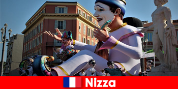 Perjalanan untuk karnival dengan keluarga ke perarakan karnival tradisional ke Nice France