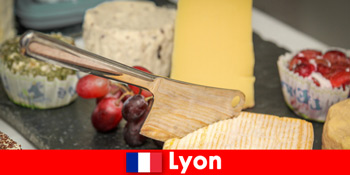 Pelancong menikmati hidangan masakan di Lyon France