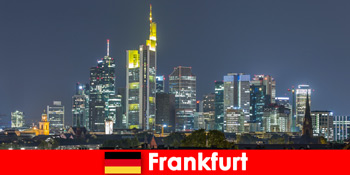 Jalan-jalan membeli-belah yang popular di pusat Frankfurt Jerman untuk pelancong
