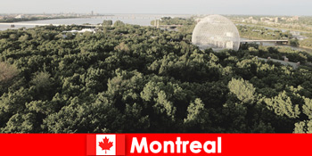 Backpackers meneroka alam liar di Montreal Kanada dengan berjalan kaki