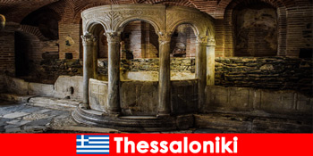 Pelancong melawat gereja masjid dan biara di Thessaloniki Greece