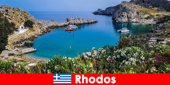 Backpackers bangun dekat dan peribadi dengan alam semula jadi di Rhodes Greece