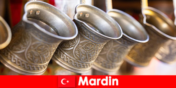 Membeli-belah dan makan di pasar oriental di Mardin Turki