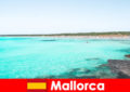 Teluk besar dan air jernih untuk berenang di Mallorca Sepanyol